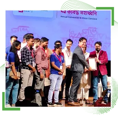 Mr. Arunava Chatterjee receiving The Best Startup Idea Award from Mr. Babul Supriyo, the Minister of IT and Tourism Department, Government of West Bengal